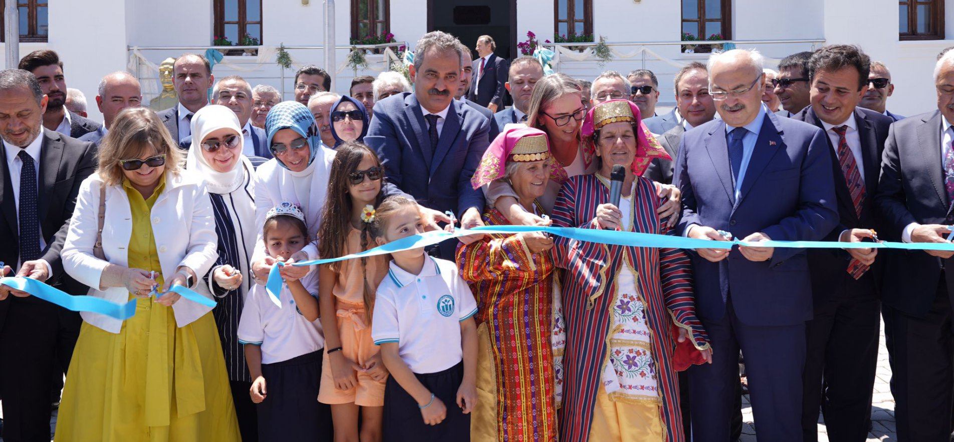 BAKAN ÖZER, URLA UZUNKUYU KÖY YAŞAM MERKEZİNİN AÇILIŞINI YAPTI