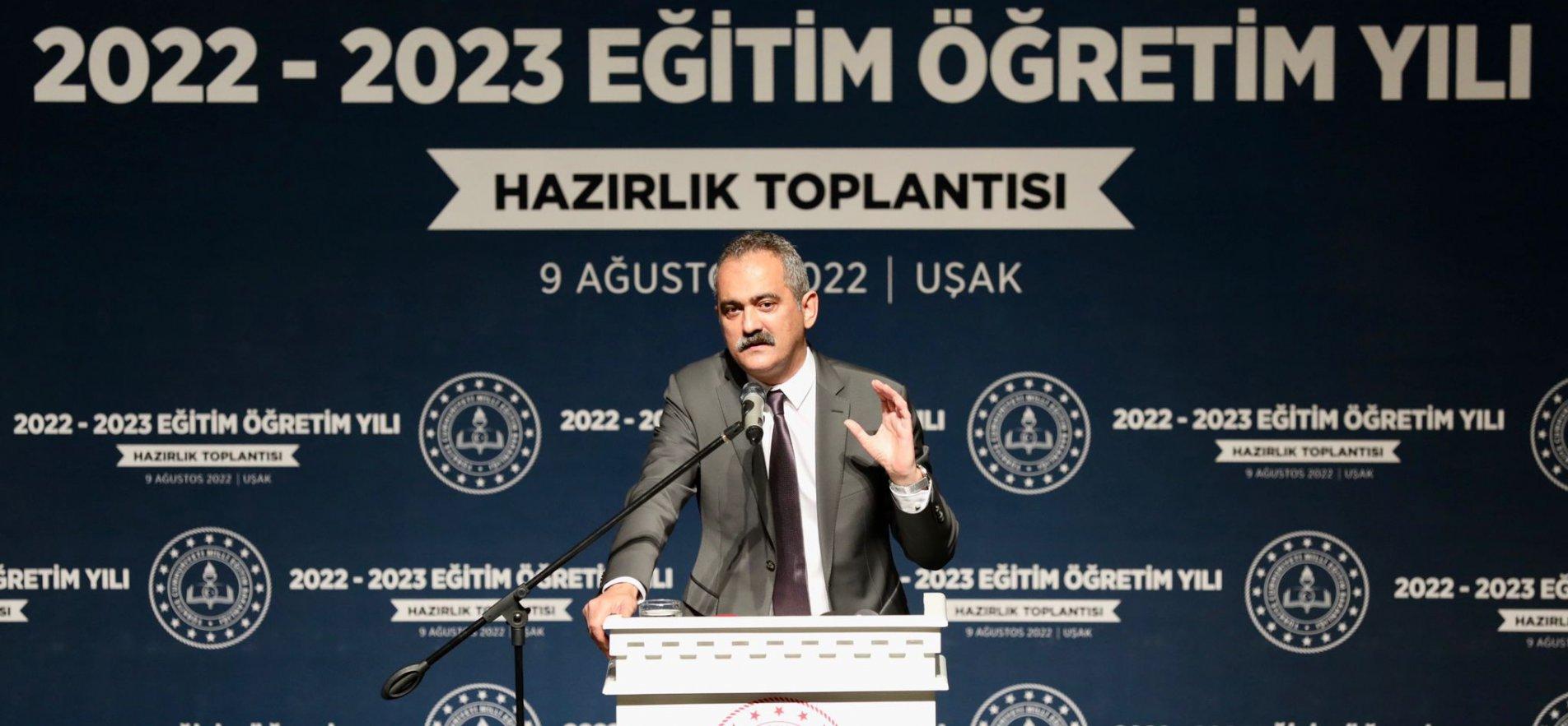 BAKAN ÖZER, 2022-2023 EĞİTİM ÖĞRETİM YILI HAZIRLIKLARI KAPSAMINDA UŞAK'TAKİ OKUL MÜDÜRLERİYLE BİR ARAYA GELDİ