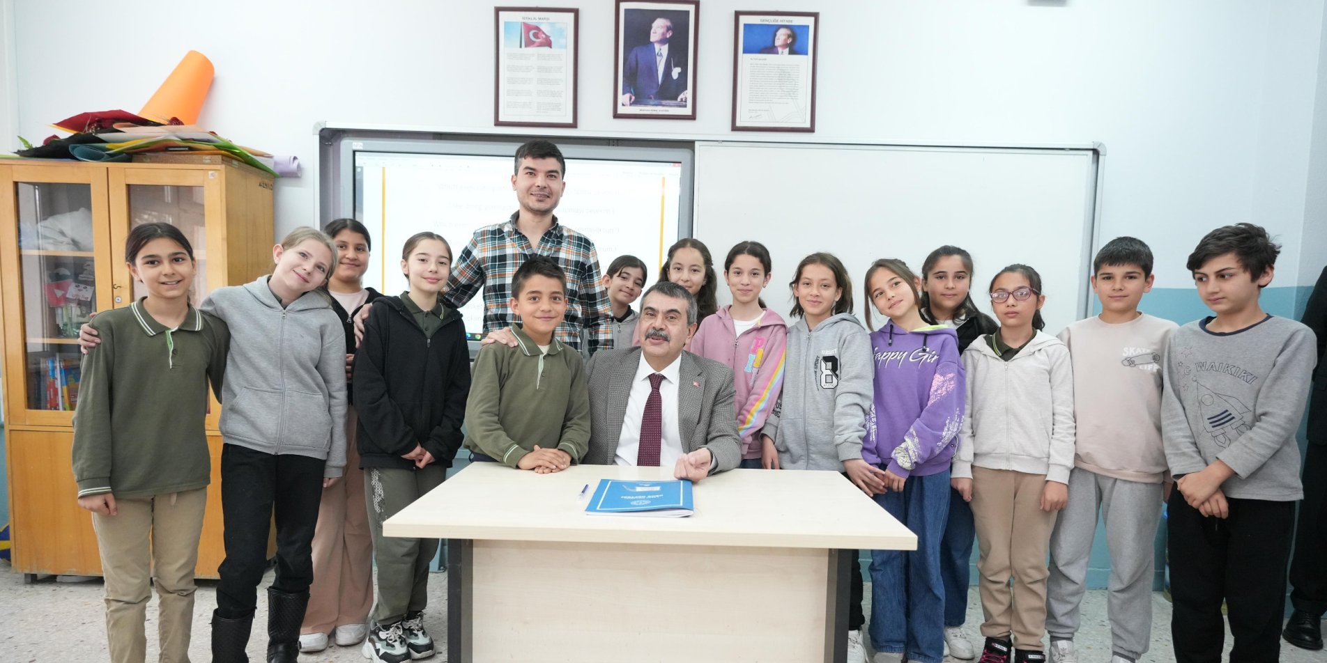 BAKAN TEKİN'DEN SUNGURLU'DAKİ ÖĞRENCİ VE ÖĞRETMENLERE SÜRPRİZ ZİYARET