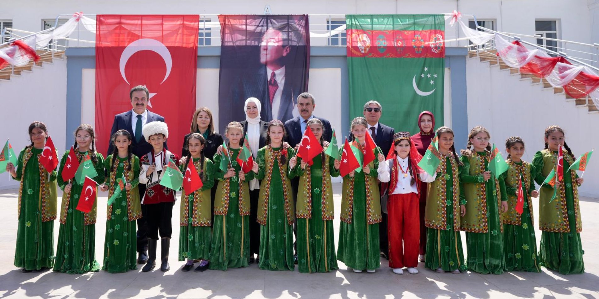 BAKAN TEKİN, TÜRKMENİSTAN'DAKİ AŞKABAT ORTAK TÜRKMEN - TÜRK OKULUNU ZİYARET ETTİ